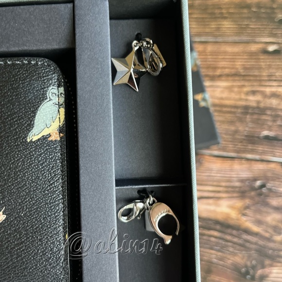 NWT Coach Boxed Zip Around Phone Wallet Wristlet with Charms - Picture 2 of 6